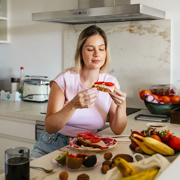 Naine naudib tervislikku hommikusööki