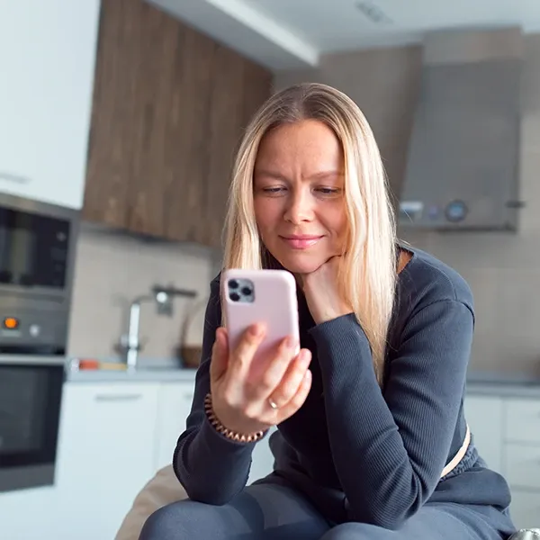 Noor naine nutitelefoniga